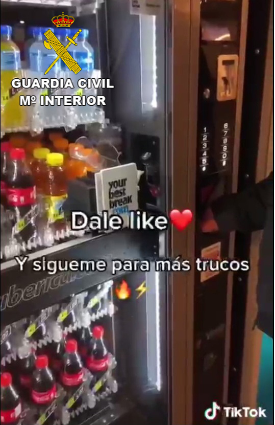 Un TikTok enseña a robar en las máquinas de vénding del aeropuerto de El Prat