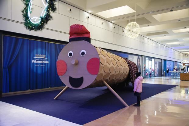 Tió gigante expuesto en la segunda planta del Centro Comercial Vilamarina de Viladecans