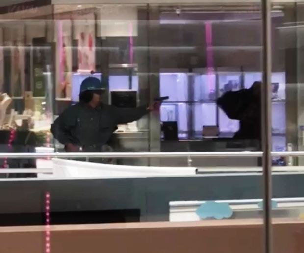 Captura del vídeo grabado en el momento del atraco a mano armada en Castelldefels. 