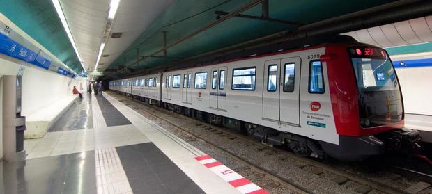 TMB ganará un 20% de su capacidad en dos años en las líneas 1 y 5 de Metro con la adquisición de mayores trenes