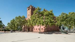 El edificio de la Torre Roja junto a la escultura del guante de béisbol que honra la historia de este deporte en la ciudad.