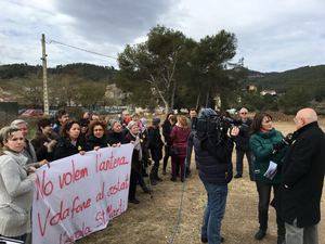 Torrelles de Llobregat fa pinya contra una antena telefònica al costat d’una escola