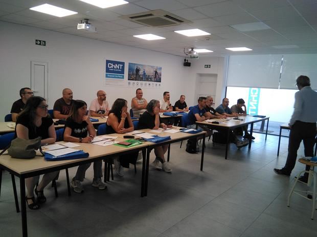 Trabajadores despedidos de Nissan aprenden a montar placas fotovoltaicas