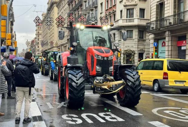 La rebelión de los payeses del Baix contra la ampliación de las ZEPA llena Barcelona de tractores