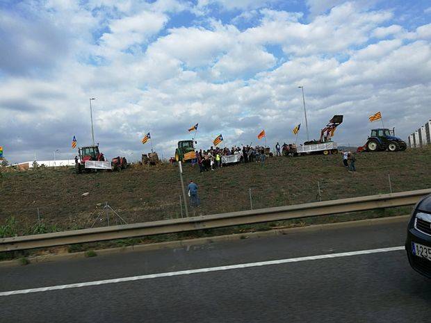 Cortes de carreteras, concentraciones en el cuartel militar de Sant Boi y la fuga de una empresa cotizada protagonizan el 3 de octubre del Baix Llobregat y L’Hospitalet