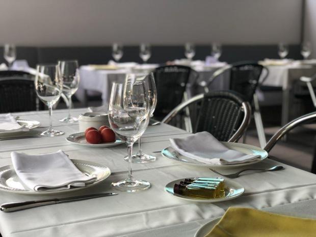 El “Arroz de Castelldefels”, tradición marinera con sello The New Canasta frente al Mediterráneo