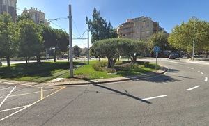 El tramo por donde se pretende ampliar el tranvía, en la plaza de Santa Magdalena de Esplugues.