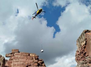 Cuando la historia vuela en helicóptero: el Castell de l'Eramprunyà de Gavà se restaura desde el aire