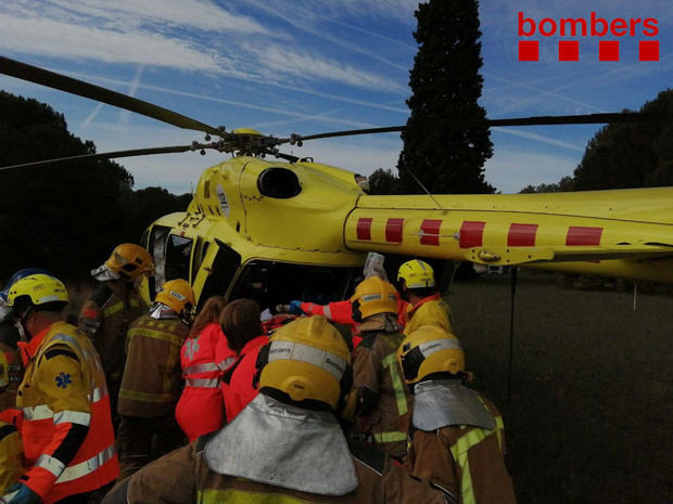 Herido de alta gravedad el conductor de un camión tras chocar contra un puente en Martorell