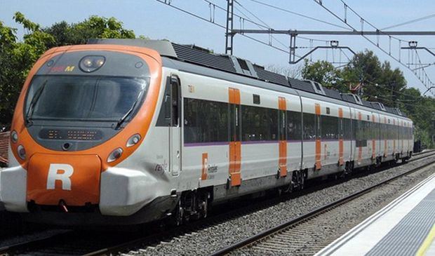 Tren de Rodalies de Catalunya parando en una estación.