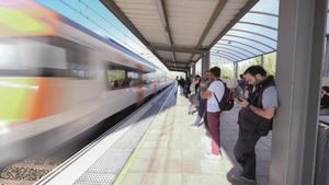 Un tren de rodalies a su paso por la estación de Viladecans