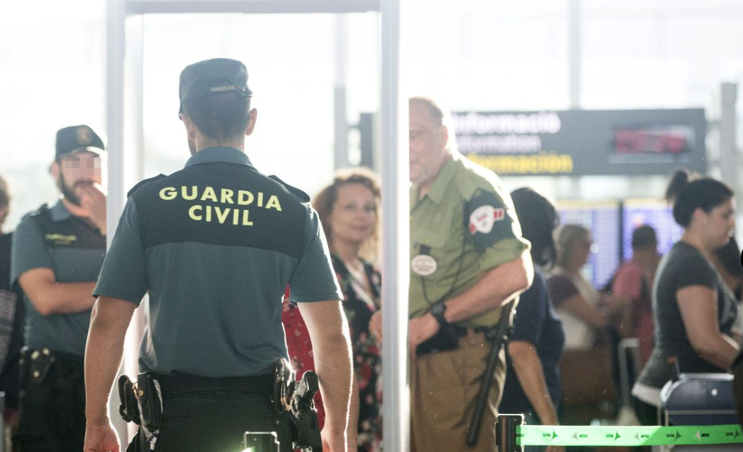 'Mulas' del narcotráfico en El Prat. Detenidos con 235 bellotas de cocaína en su estómago