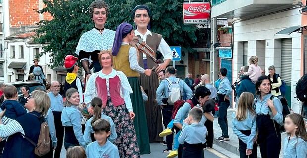 4ª Trobada Gegantera en Sant Esteve Sesrovires con colles de toda Catalunya