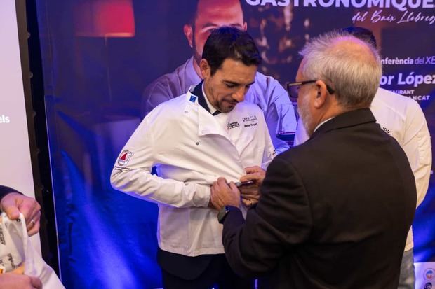 El alcalde de Castelldefels, Manu Reyes, vistiéndose con una camisa de chef