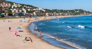 El Baix enamora a los turistas extranjeros con su playa, su ocio y su sabor... y se lleva un 8,3
