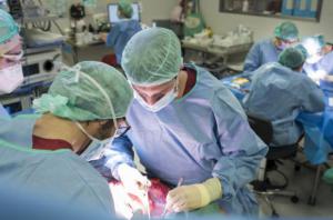 Broggi y Bellvitge unen fuerzas contra el cáncer: una alianza quirúrgica pionera en Cataluña