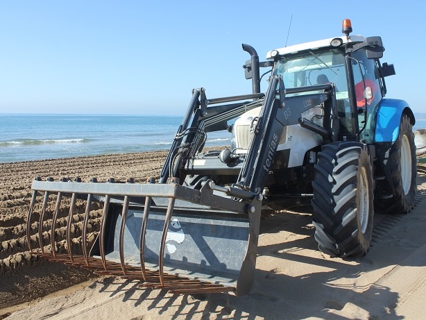 Tractor comenzando las labores de acondicionamiento de las playas metropolitanas en Castelldefels. 