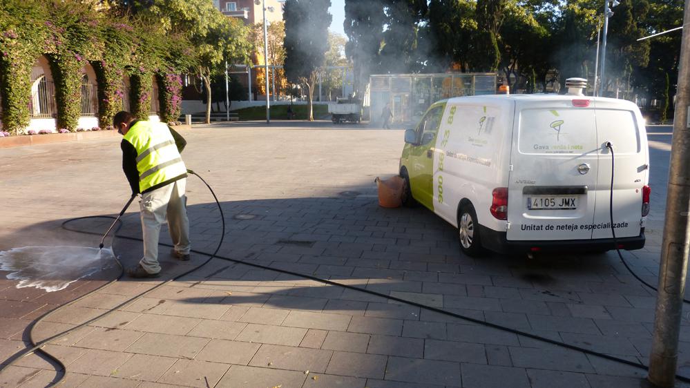 Gavà reforça el servei de neteja d’excrements de gossos