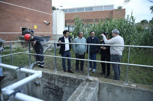 El alcalde, Manu Reyes, visita la zona donde se ha producido la avería