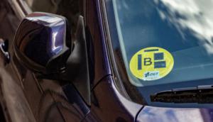 Tu coche pasa la ITV y funciona pero en 2028 quizá ya no podrás circular por el Baix y L'Hospitalet