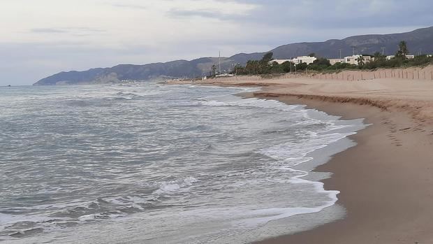El temporal de levante vuelve a comerse buena parte de la playa de Gavà-Mar
