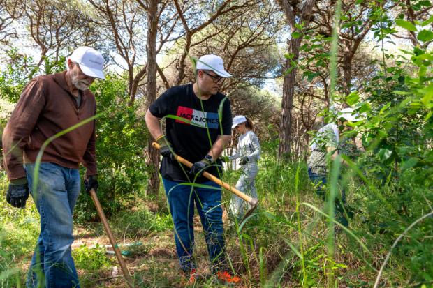 Viladecans organiza un voluntariado para eliminar especies invasoras de los espacios naturales