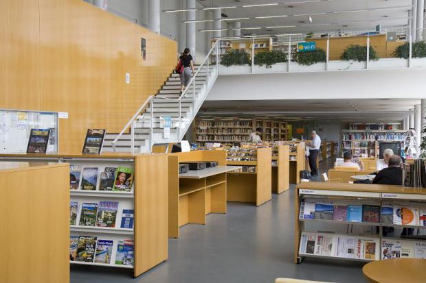 La reformada Biblioteca de Viladecans de nuevo abre sus puertas