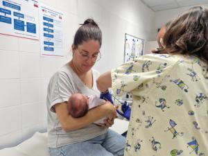 Campaña para prevenir la bronquiolitis: una vacuna puede llegar a inmunizar al 75% de los bebés