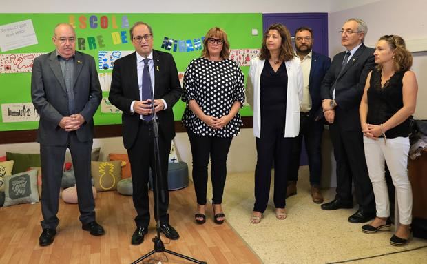 Josep Bargalló -izquierda-, conseller d'Educació, Quim torra -segundo izquierda-, president de la Generalitat, junto a la directora y personal del centro en la rueda de prensa ofrecida este jueves tras la visita a la Escola Torre de la Miranda