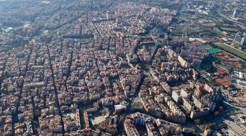 Vista área del samontà con los barrios de collblanc y la torrassa en la parte inferior y Pubilla Cases, La Florida y les Planes. En la parte superior, el vial longitudinal más ancho es la carretera de Collblanc