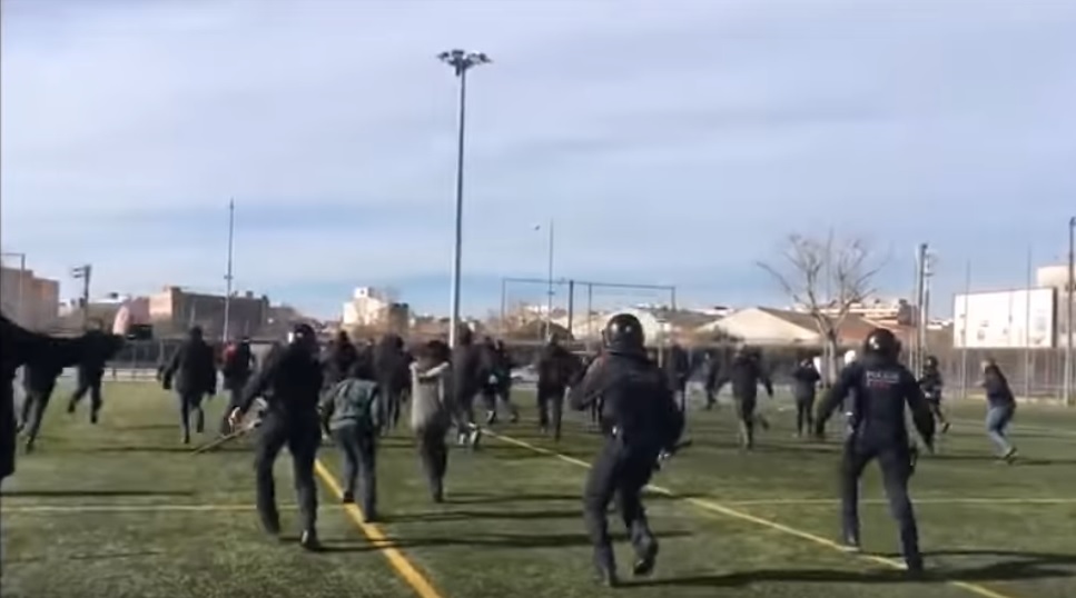Tensión y carga policial en la paella popular de Vox en el Gornal