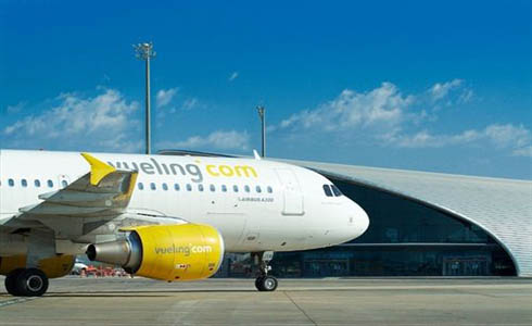 Un avión de Vueling aterriza de emergencia en el Aeropuerto de Barcelona poco después de despegar