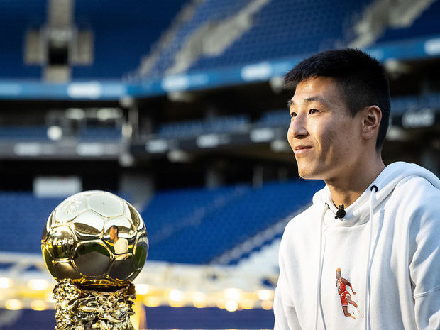 Wu Lei posa en el RCDE Stadium, en Cornellà, durante la recogida del premio.