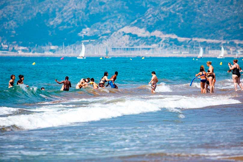 La platja de Castelldefels va rebre el 2016 quasi 1.400.000 usuaris, la tercera més visitada de la metròpoli | ROBERT RAMOS