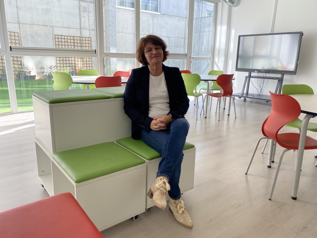 Directora del colegio Miquel Martí i Pol de Viladecans. Raquel Montserrat Valle, en la 'SMART CLASSROOM'