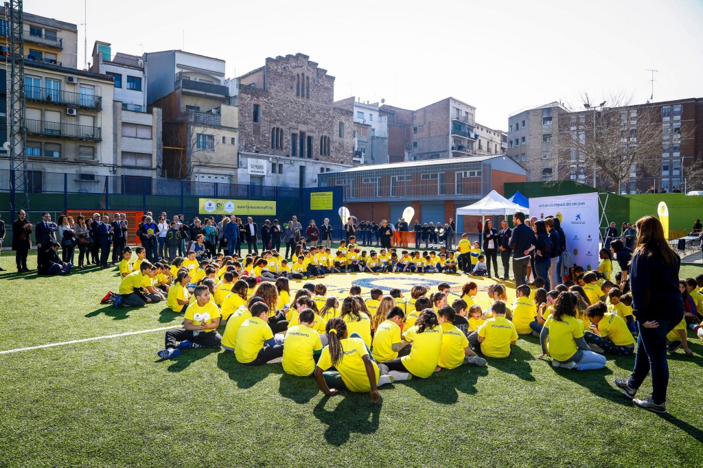 Entrenamiento de fútbol base en la Cruyff Court de Martorell