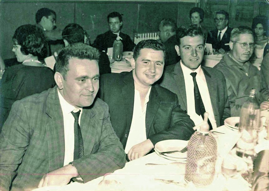 Foto antigua de Josep Tort (el segundo por la izquierda) mirando a cámara
