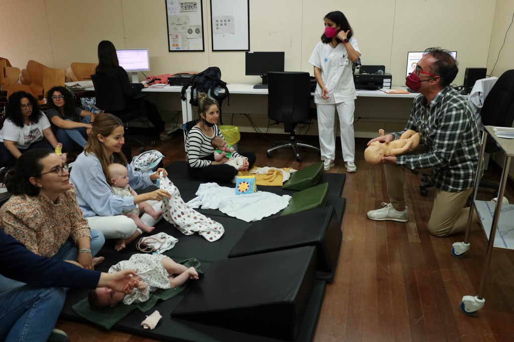 La comadrona del ASSIR Ramona Via, Àngels Pizarro, y el Dr. Rodríguez-Miguélez instructor de Reanimación Cardiopulmonar (RCP) neonatal del Hospital Clínic, durante la sesión de primeros auxilios con un grupo de posparto.