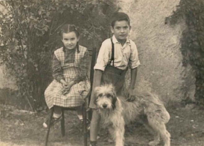 Foto antigua de Maria Ayats con su hermano y su 'gos d'atura' (perro de altura) en la masía del vilar (en el montseny) de la que sus padres eran masoveros
