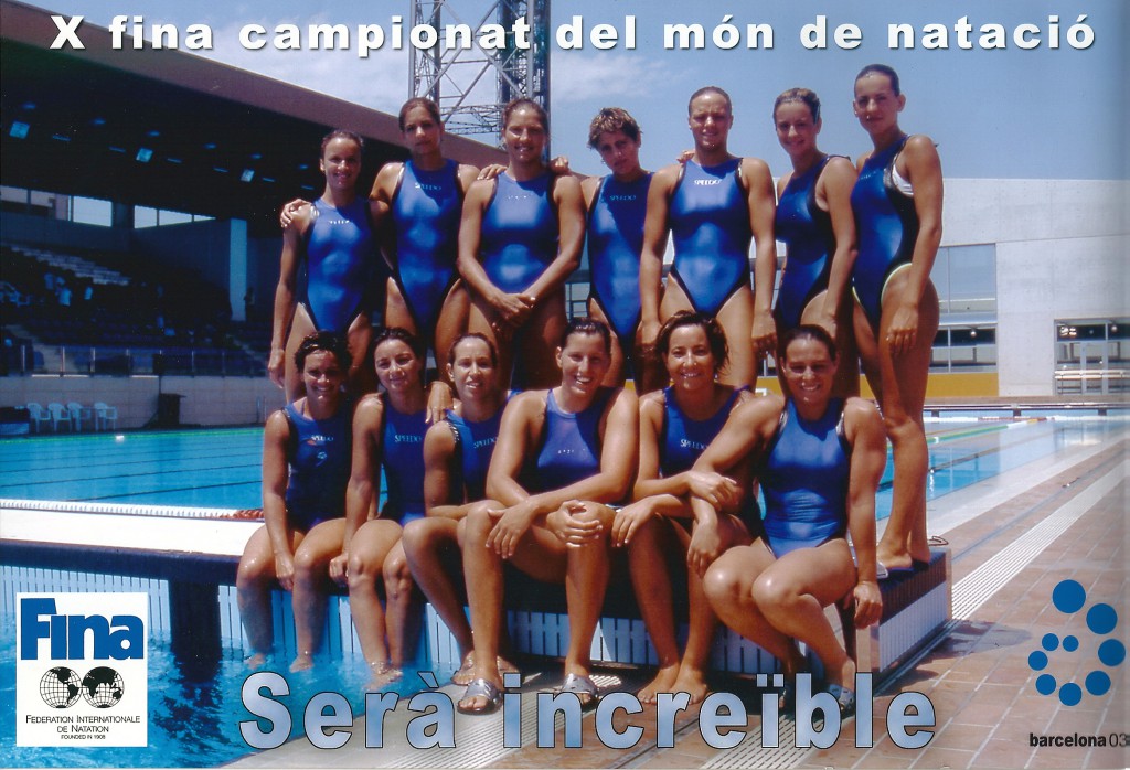 Fotografia pel record: les nedadores de la selecció espanyola de waterpolo que van participar al campionat del món de barcelona al 2003