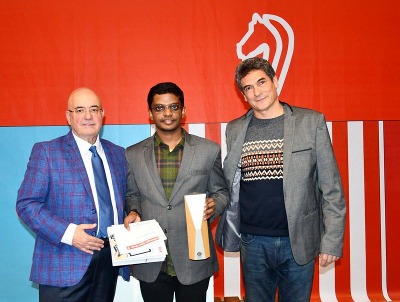 Entrega de premios. De izquierda a derecha: Xavier Pérez Llorca (organizador principal del torneo), GM SL Narayanan (ganador) y Marcelo Panelo (director del torneo)