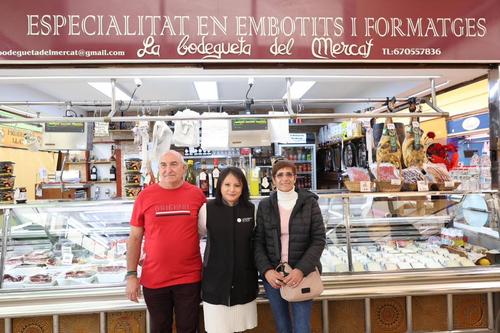 Judith Elisabeth Chacha, reemprenedora de “Queviures la Bodegueta” del Mercado de Sant Andreu de la Barca, con Salvador Segura y Montserrat Cotes, los antiguos propietarios. 