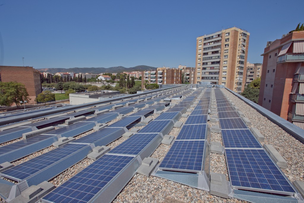 Instalación de placas solares en el tejado de la Escola Enxaneta de Viladecans