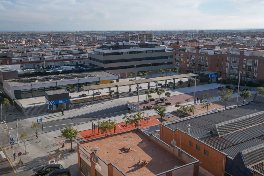 Tejados solares en la pl. de la Constitució de Viladecans