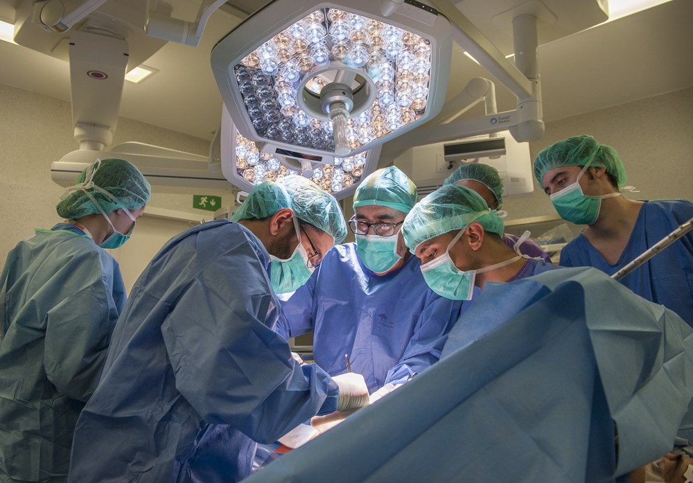 Intervención quirúrgica en el Hospital Universitari de Bellvitge (L'Hospitalet)