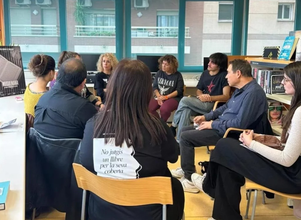 Grupo de lectores de la primera edición, en la Biblioteca de La Florida