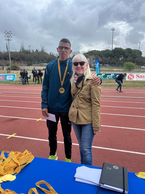 Yassine Ouhdadi, campeón paralímpico, celebrando su marca en la prueba de los 1.500 metros