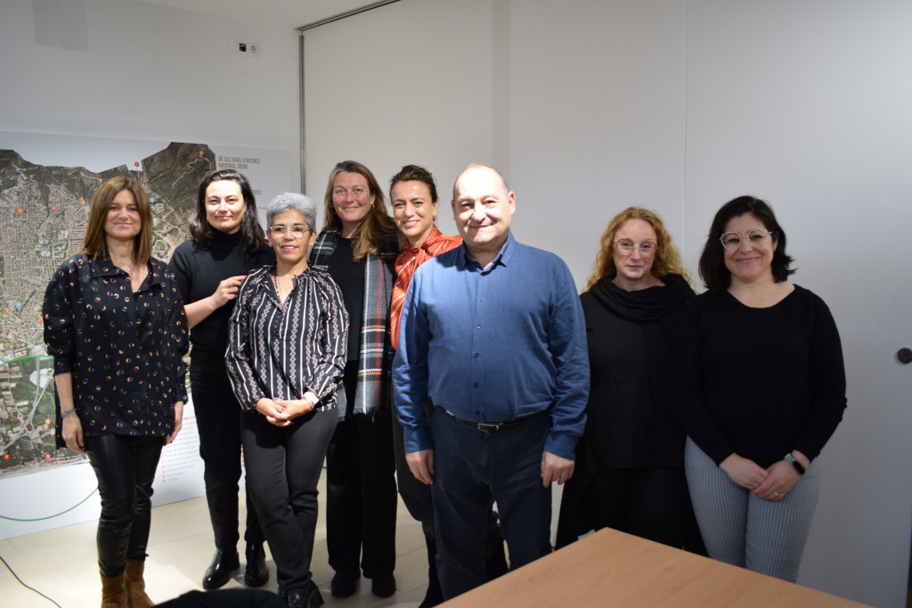 Claudia Franco, María Jesús Chaparro, Eva López, Sandra Berrocal, Eugenia Dalmau y Viry Macías con el alcalde Carles Ruiz y la teniente de alcalde de Govern Intern i Gestió de Recursos Municipals.