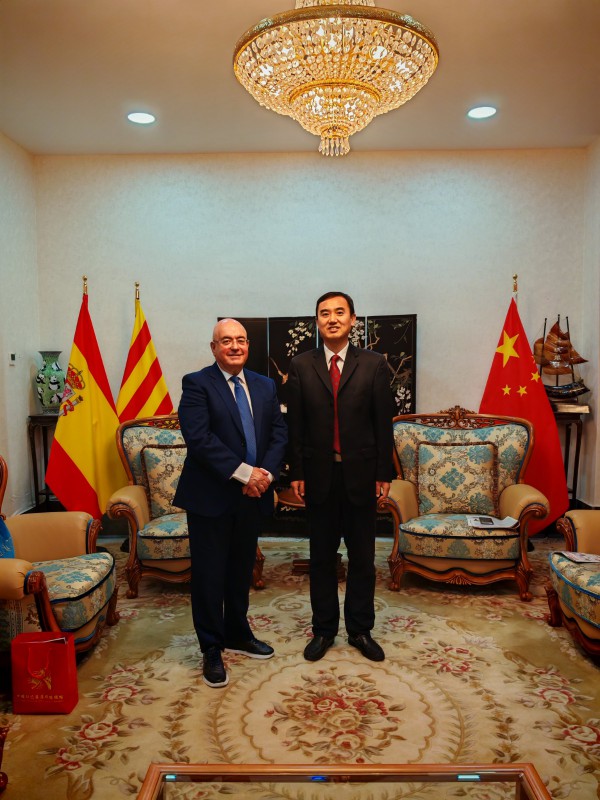 Nuestro editor, Xavier Pérez Llorca, y el Cónsul General de China en Barcelona en funciones, Hu Aimin