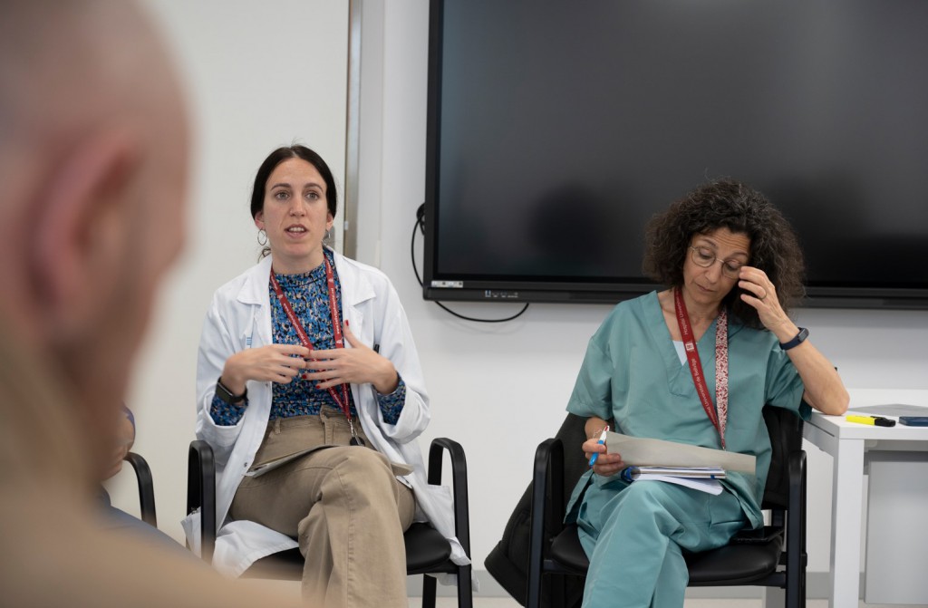 Mercè Fontanals y Jessica Jiménez liderando una sesión de grupo